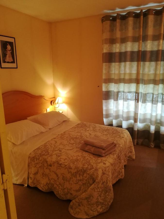Hotel De La Place Liffol-le-Grand ภายนอก รูปภาพ